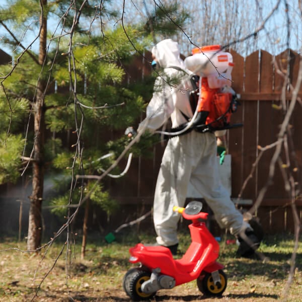 Обработка участка от клещей в Химках?